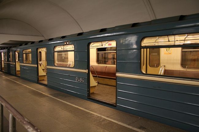 １２路線２９３キロと世界でも有数規模のモスクワの地下鉄。乗車券は自動販売機がなく、有人窓口できっぷを購入して乗車。