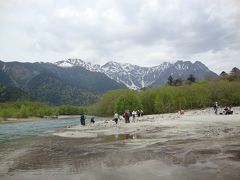 新緑の上高地を散策する