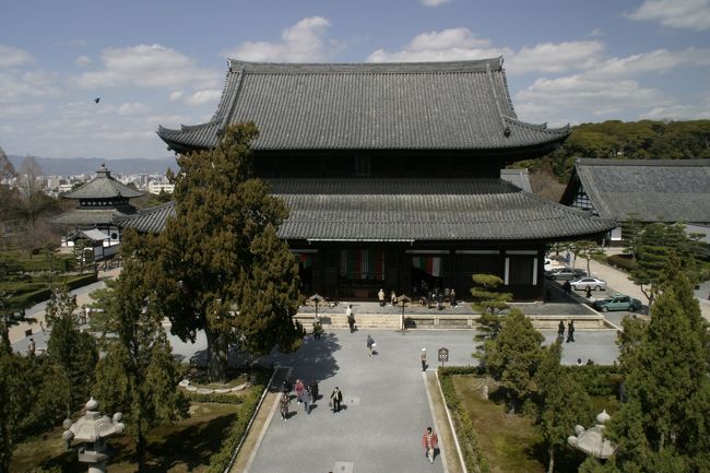 東福寺は京都駅の東南に位置する京都五山の大寺院。広大な寺域に本堂のほかたくさんの塔頭が立ち並んでいます。紅葉の超メジャーな名所でもあるため秋の見頃には、多くの人が詰めかけます。マイカーで行くと無料の駐車場が霊源院の南側にありますが、狭いのですぐに満車になってしまいますので、東山通の有料コインパークに駐車して歩いて行くのが賢明です。<br />年に一度３月１４日から１６日に本堂内部が公開され、三門にも登楼できるので、この期間に訪ねてみました。<br />