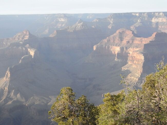 超大型連休となった2009年のゴールデンウィークは、１２年半ぶりのアメリカ旅行です。<br /><br />学生時代の卒業旅行で、グランドキャニオンに行き、その雄大さに感動していましたが、旅先で会った方々は「モニュメントバレーがいい」とか「ブライスキャニオンがよかった」と言ってました。ですので、一度は行きたいと思っていたところです。<br /><br />このあたりはグランドサークルを呼ばれているそうで、せっかくのチャンスということで行ってきました。<br /><br />※「○」はこの旅行記。<br />出国→○ラスベガス→○グランドキャニオン→アンテロープキャニオン→モニュメントバレー→アーチーズ→ブライスキャニオン→ザイオン→ラスベガス<br /><br />