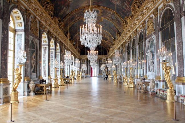 パリ2日目は朝からヴェルサイユ宮殿に行きました。<br /><br />去年の見学は個人的に納得いくものではなかったので，<br />今回は自分のペースでもう一度宮殿内を見学し，前回行けなかった庭園やトリアノンを訪れてきました。<br /><br /><br />1日目(ウィーン) http://4travel.jp/traveler/uenana/album/10340971/<br />★シェーンブルン宮殿 http://4travel.jp/traveler/uenana/album/10343944/<br /><br />2日目(ザルツブルグ) http://4travel.jp/traveler/uenana/album/10341280/<br /><br />3日目(ザルツカンマーグート) http://4travel.jp/traveler/uenana/album/10341378/<br /><br />4日目(ウィーン) http://4travel.jp/traveler/uenana/album/10341421/<br /><br />5日目(ウィーン) http://4travel.jp/traveler/uenana/album/10341681/<br />★メルク/ヴァッハウ渓谷 http://4travel.jp/traveler/uenana/album/10341634/<br />★シュテファン寺院 http://4travel.jp/traveler/uenana/album/10344008/<br /><br />6日目(パリ) http://4travel.jp/traveler/uenana/album/10341701/<br /><br />7日目(パリ) http://4travel.jp/traveler/uenana/album/10341918/<br />★ベルサイユ宮殿編 http://4travel.jp/traveler/uenana/album/10341814/<br />★べルサイユ中庭・トリアノン編 http://4travel.jp/traveler/uenana/album/10341890/<br />★ルーヴル美術館PART1 http://4travel.jp/traveler/uenana/album/10342091/<br /><br />8日目(パリ) http://4travel.jp/traveler/uenana/album/10342533/<br />★ルーヴル美術館PART2 http://4travel.jp/traveler/uenana/album/10342264/<br />★セーヌ河クルーズ http://4travel.jp/traveler/uenana/album/10343658/<br /><br />植物・動物編 http://4travel.jp/traveler/uenana/album/10343145/<br />