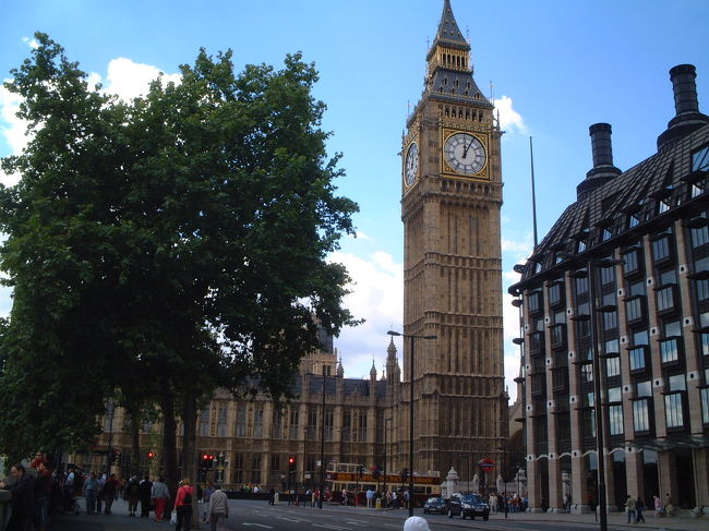 ロンドン塔は１２時に鐘が鳴ります。　ちょうどこの時間帯にここに来れるように行動の計画を組むのがコツです。