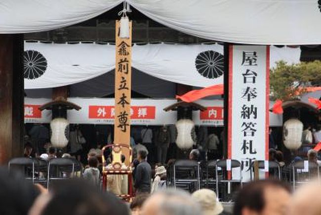 御開帳の目玉イベント！長野市内１０町の屋台（山車）、昭和４０年以前は「長野御祭礼」弥栄神社祇園祭、７月の夏祭りとして毎年各町から繰り出されておりましたが近年「御開帳」に合わせて巡行される様になりました。今回出された町以外にも屋台を持っている町がありますが、１０台出揃うのは久しぶりです！！ 巡行前日の組み立て作業からカメラに納めてみました。