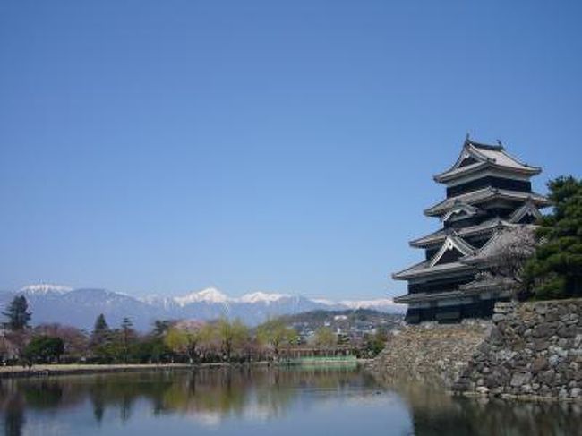 桜の時期に松本城に行ってきました。<br />想像よりも、こじんまりとしたお城でしたが、<br />キレイで凛々しい感じがしました。