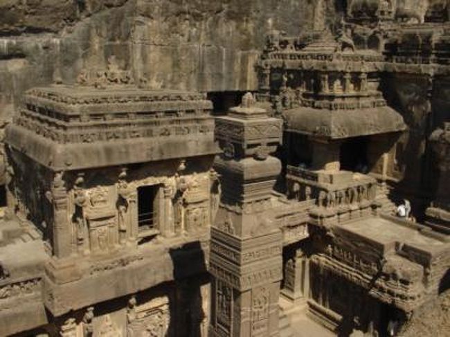 仏教、ヒンドゥー教、ジャイナ教の3つの宗教の石窟寺院が立ち並ぶエローラ。その中でも、カイラーサナータ寺院は精巧な装飾がなされた巨大な寺院でありながら、それが100年かけて一つの岩から切り出された継ぎ目のない巨大な一つの彫刻であることが、時間と人間との際限ない可能性を訴えかけます。