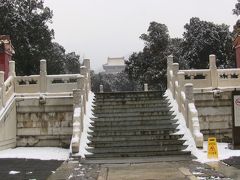 ほぼ同級生の11人、雪の北京を行く （２） ボタ雪に降られて明の十三陵参り