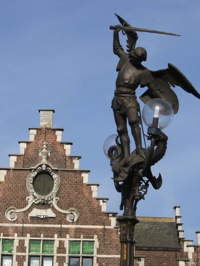 ベルギーの中世の街ブルージュに行ってみたいと思ったのがこの旅の始まりでした。<br /><br />それなら、キューケンホフのチューリップの花の咲く頃にとベネルクス三国周遊ツアーに<br />申し込みました。<br /><br />行程表を見たらゴッホ美術館、フェルメールの絵を所蔵しているアムステルダム国立美術館、<br />マウリッツハイス美術館、ゴッホの≪夜のカフェテラス≫を所蔵しているクレラー・ミュラー美術館、<br />ブリューゲル等のフランドル画家の絵が展示されているブリュッセルの王立美術館等観たかった<br />名画のオンパレードです。<br />　　　　　<br />小さな可愛らしい町、そして美食の町として人気の高いデュルビュイにも行くのです。<br /><br />花と、名画と美食もう期待は高まるばかりです！！！<br /><br /><br />　　　　　　　　　　　　　　　　　　　　　　　　　　　　　<br />★【オランダ・ベルギー・ルクセンブルグの旅】の行程<br /><br />《アムステルダム》→《キューケンホフ》→《デンハーグ》→《デルフト》→<br />《ザーンセ・スカンス》→《エダム》→《フォーレンダム》→《アペルドーン》→<br />《トーン》→《マーストリヒト》→《リェージュ》→《ルクセンブルク》→<br />《ラヴォー・サンタンヌ城》→《ヴェーヴ城》→《ナミュール》→《デュルビュイ》→<br />《ブリュッセル》→《アントワープ》→《ブルージュ》→《ゲント》→《ダム》→<br />《ブルージュ》