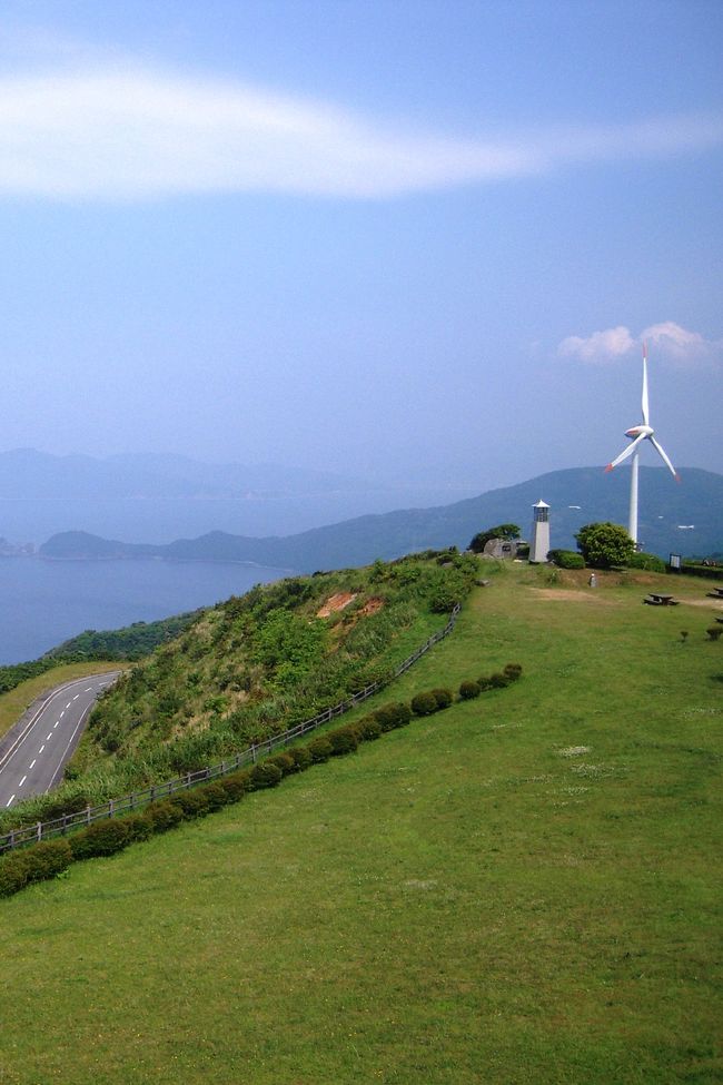 角島で綺麗な海を満喫した後、そのまま高速に乗るのも勿体無いので、<br />高台から見下ろす海を見に、千畳敷と竜宮の潮吹きに立ち寄りました♪<br />千畳敷は、とっても爽やかな風が吹き、<br />外でティーをしていたら、あまりにも気持ちいいので思わず長居。<br />ちょっと失礼だけれど、こんな田舎にこんなお洒落なお店が・・・って思うほどに素敵なカフェでした。