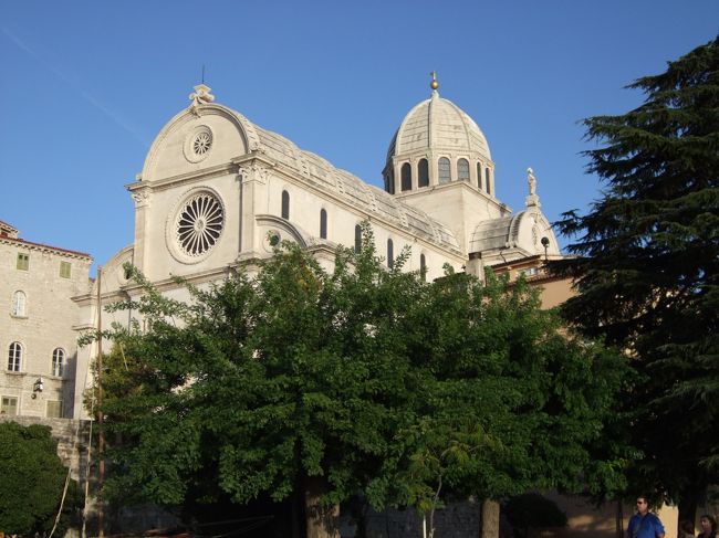 クロアチアのアドリア海岸のほぼ真ん中に位置するシベニクには、町の中に数多くの教会が立ち並んでいます。中でも聖ヤコブ大聖堂はゴシック様式とルネッサンス様式が見事に融合した大聖堂で、ユネスコの世界遺産にも登録されています。