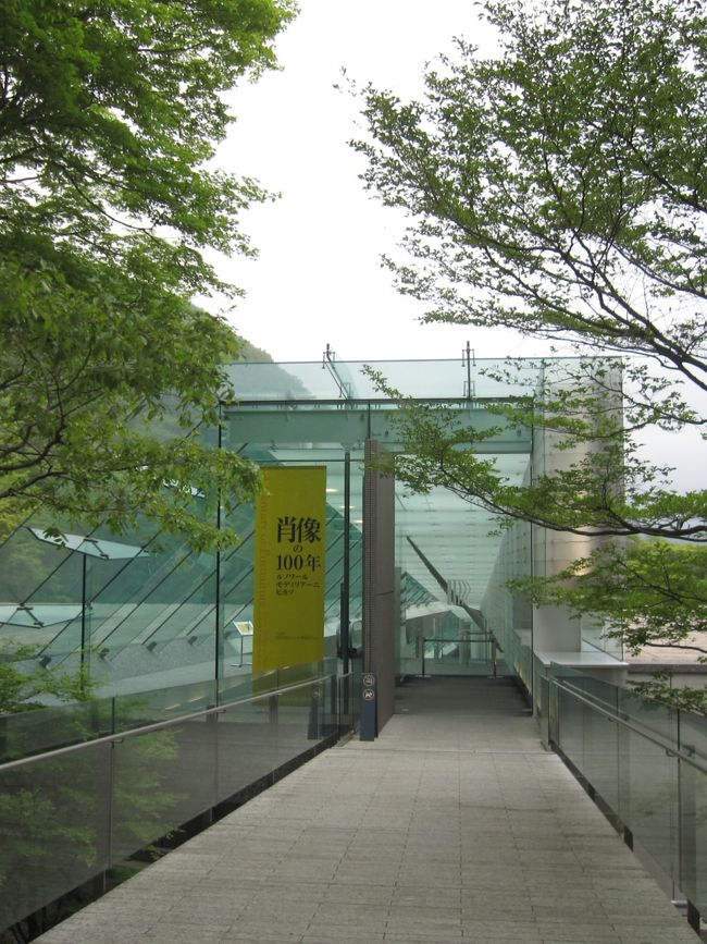 山のホテルでツツジを楽しんだ後、<br />ランチに「ポーラ美術館」のレストランを訪れました。<br /><br />山の中にある、みどりあふれる美術館。<br />本格的絵画がそろい、見ごたえ十分です。<br /><br />レストランは、白を基調とした清潔感のあるデザイン。<br />前に小塚山を望み、ゆったりと食事が出来ました。<br /><br /><br />この時期の箱根の花の見所は<br />5月の箱根に新緑と花を見に♪で…<br />http://4travel.jp/traveler/yamate/album/10336713/