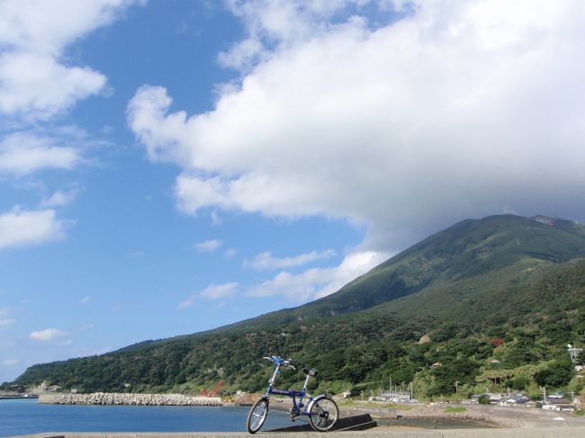 トカラ富士登頂も果たしたことだし、あとはのんびりと島内サイクリング+まったりと温泉♪<br />といっても、中之島は大きくて起伏も激しいので、隈なく回るには島内1泊では時間が足りませんでした。<br /><br />中之島☆島内滞在ちょっとだけアドバイス♪<br />・島内の交通<br /> レンタカーやレンタバイクはもちろん、レンタサイクルもありません。<br /> 自分の足だけが頼りです。<br /> 本土から自転車を持っていったほうがいいです。<br /> とはいえ、起伏が激しいので折りたたみ自転車はそれなりに覚悟を。<br /> 徒歩での島内散策は港周辺だけなら問題ないですが、御岳に登ったり高尾高原に行ったり、<br /> もっと遠くを目指す場合は時間と体力が必要と思われます。<br />・宿<br /> 3軒あります。<br /> 日程が決まったら早めに予約しましょう。<br /> 特に海岸近くの2軒の宿は島に来る工事関係者の定宿になっているため、<br /> 旅行閑散期の1月末でさえ早期に満室になっていました。<br />・キャンプ<br /> キャンプ場はあるみたいです。<br /> ただし、設備は期待できないらしいです。<br /> なので公園や空き地などでテントを張る人もいるそうです。<br /> 非公認だとは思いますが。<br />・商店<br /> 西区温泉近くに1軒、しかも夕方だけの営業。<br /> キャンパーは食料や飲物などを事前に本土で調達してから島入りを。<br />・温泉<br /> 東区温泉、西区温泉があり、清掃時間と島民優先時間帯以外はいつでも入浴可。<br /> 寄附金をお忘れなく。<br />・その他<br /> 買い物などでお金を使う機会はほとんどありません。<br /> 島の経済はどうなってるんだ?