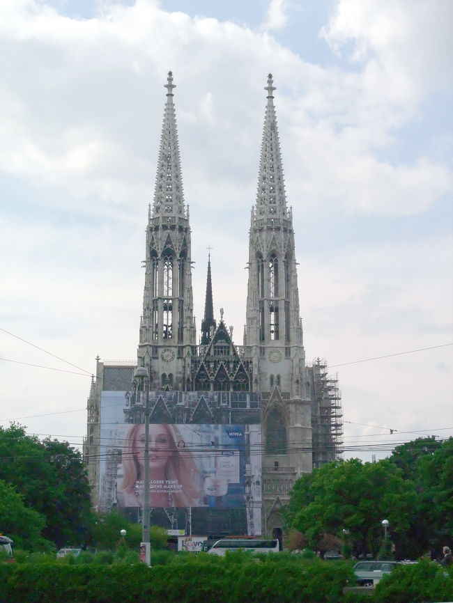 5年前ホーフブルク（王宮）の前で遠くに見つけた2本の尖塔。帰国後気になって調べて、その尖塔が「ヴォティーフ教会」であることがわかりました<br /><br />以来憧れ続けていた教会。…が、ウィーンを訪れてもなかなか時間的都合がつかず、やっと訪れることができました\(^o^)／