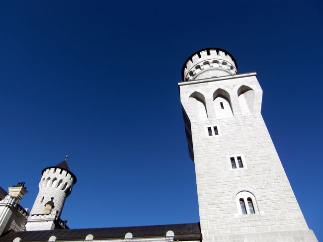 ドイツ旅行のハイライト，ノイシュヴァンシュタイン城にやってきました。<br /><br />白亜の城と青空が互いを引き立てます。