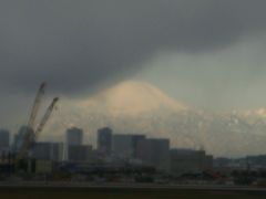 この日は低気圧の影響が大きくこのような空を伊丹へ