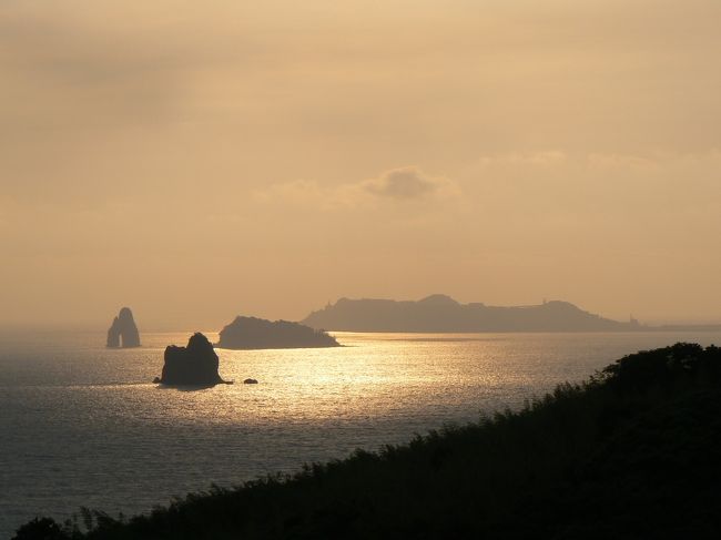 西彼杵（にしそのぎ）半島の沖合約7kmに浮かぶ池島（いけしま）。<br />戦後に開発された新しい炭鉱で、昭和34年（1959年）から営業出炭を開始しましたが、時代の流れには逆らえず、平成13年（2001年）に閉山。現在は、途上国から技術者の研修生を受け入れ、炭鉱技術の移転事業が行われています。<br /><br />また、修学旅行生や一般対象に炭鉱見学コースが設けられています。<br />