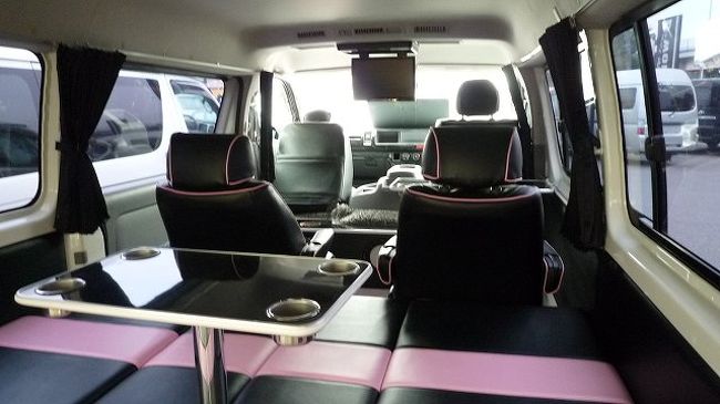 それは、ハイエースのカスタムカー。