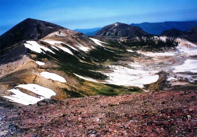 　大雪山のお鉢めぐりをしました。ロープウェイとリフトを乗り継いで黒岳の七合目まで登り、ここから歩き出しました。黒岳、北海岳、間宮岳、中岳、北鎮岳、黒岳と歩きました。残雪の解け出した所、コザクラソウ、キバナシャクナゲ、エゾツガザクラの花が咲いていて、ナキウサギやエゾリスにも出会えました。（*^_^*） <br /> 