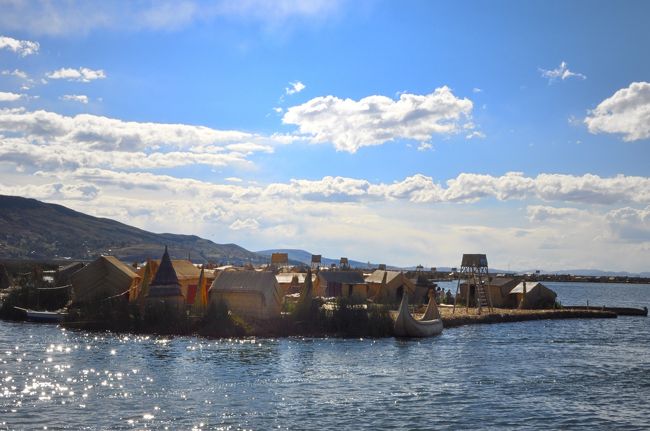 第9弾は海抜3890ｍ、琵琶湖の面積の約12倍の大きさを持つ風光明媚な湖、ティティカカ湖遊覧してウロス浮島へ行きました。<br /><br /> チチカカ湖（ティティカカ湖、Lago Titicaca）の語源は、ケチュア語の「ティティ」はインカの神聖な動物ピューマの意味。そして、「カカ」は石を意味する言葉で合わせて　”ピューマの石”と言う意味になります。プーノの人々にとってティティカカ湖は、母なるパチャママ湖、現在でも神聖な響きを持ち心のよりどころとされております。<br /><br />そして、　ウロス島とは、トトラと呼ばれている葦で作られた浮き島。湖には大小さまざまな島が浮んでおり、どの島も島全体が湖に浸かっているので徐々に腐って来ます。そのままでは住めなくなるので、また新しい葦を重ねていくというやり方で補強し、島を作り上げていきます。大きな島には学校や教会もあり、ここの生活になくてはならない船も葦で作られておりますが、実際に乗って現地の方に聞いたら、ペットボトルを数100個から数1000個束ね、その上からトトラと呼ばれている葦で被っておりました。<br />　トトラだけでも浮きますが、観光客を乗せる場合安全を考慮して、中にペットボトルが入れてある船に乗船しました。<br /><br />Wikipediaによると<br /><br />ペルー南部とボリビア西部にまたがる淡水湖。アルティプラーノの北部に位置する。湖の中央は、南緯約16度、西経約69度で、標高は3810mほどである(Kolata 1996:24)。湖面の60%がペルー領で40%がボリビア領となっている。「（動力エンジンを持つ）汽船などが航行可能な湖として世界最高所」と言われている。数少ない古代湖の一つとしても知られる。複数の河川が湖に注ぎ込むが、湖から流れ出すのは大きな河川ではデサグワデーロ川があり、アルティプラーノの南部にあるポーポ湖へと連なっている。<br /><br />湖中には、チチカカ島やルーナ島、タキーレ島、アマンタニ島、太陽の島、月の島、スリキ島など41の大小の島々がある。 チチカカ湖の島々やその周辺には、ケチュア族やアイマラ族、ウル族といった、先住民系の民族が居住しており、沿岸の都市部での就労の他、島では農耕や漁業、観光などに携わって生計をたてて暮らしている。<br /> プーノを通過して、我々のツアーはチチカカ湖にあるウロス島へ行く為に船着場に向かい、そこからボートに乗り換えて40分でウロス浮島に着きました。<br /> <br />しかし、余りにもハードな旅の疲れと、高山病により気分が悪く体調の悪い方が（数名の方）　(PД`q。)<br /> チチカカ湖の周遊ツアーに参加しないで、直接ホテルに直行しました。聞くところによるとみなさん酸素を吸って休んでいたそうです。<br /><br />ラ・ラヤ峠の4335ｍ過ぎた辺りから調子が悪くなったみたいで (x_x;)、死人の様な顔し (-_-) 夕飯時には、なんか葬式の食事 (-.-) 見たいでした。。<br /><br />ちなみに私はクスコを出発してからは、元気その物！<br />\（o＾▽＾o）／<br />お蔭様で沢山の写真を撮ることができました。（＠＾▽＾＠）<br /><br />そして、ウロス島内でクイズがあり<br />”ウロス島の海面からの深さ（水深）は何メートル？”<br />このクイズに正解し（答えは18ｍ）現地の女の子にキスされ、（●⌒ε⌒●）お土産もいただきました。(o^v^o)<br /><br />この写真は第１０弾に記載します。<br /><br />チチカカ湖に来てお天気に恵まれて本当に良い旅が出来ました。<br />