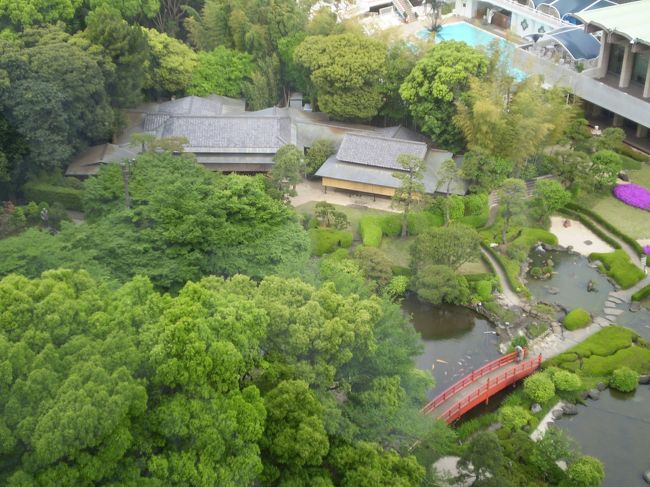 ホテル・ニューオータニは皇居の西にあり、迎賓館の東に当たる。上智大学などを眺めながら散策していると、あの特徴ある回転式展望室を持つ建物に遭遇することになる。<br />ずいぶん前に、その回転式展望室にあるレストランに食事をしに行ったことはある。あまりの量の多さに驚嘆し、味についてはよく覚えていない。デザートらしきものが出て、これでおしまいかと思ったら、また何かを運んできたのには呆れてしまったくらいだ。満腹のあまり、その日の夕食は食べられなかったことを記憶している。<br /><br />今回、初めてこのホテルに宿泊することになった。<br />とはいえ、高級な部屋に泊まったわけではない。<br />GWの中日であったこともあり、朝食に向かったガーデンタワーの洋食ビュッフェは40分ほど待たされ、やっと席につくことができたのだった。<br />「阿修羅展」の方が、よほど待たないで済んだくらいだ。<br />家族連れがけっこう多く、本当に不況なの?という疑問が。。。