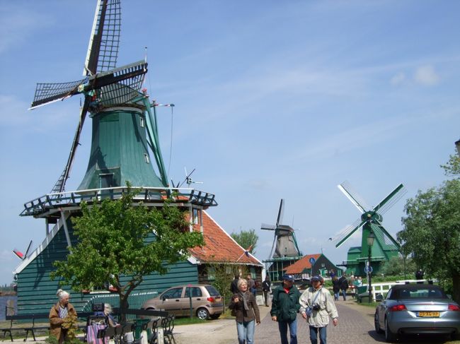 ガイドブックに「オランダらしいオランダが見れる」と書いてあり、ちょうどアルクマールにも近いということで訪れてみました。感想は・・・うーん、観光地らしい観光地ですね。