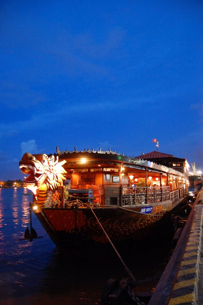 ホーチミン72時間の旅(5)3日目の夜は「ボンサイ号」に乗ってサイゴン川のクルーズと船上の民族舞踊と音楽を楽しむ。