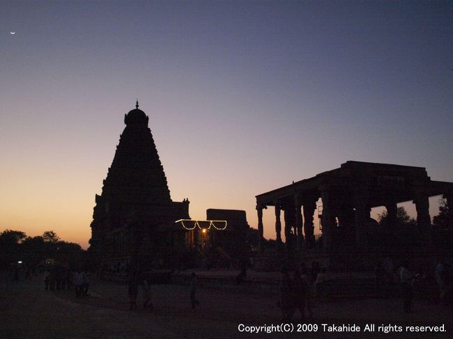 ティルチラパッリからバスでタンジャーヴール(Thanjavur)へ。<br />王宮を先に見学し、プリハーディシュワラ寺院(Brihadeeswarar Temple)に向かう頃には既に日没となってしまいました。<br /><br />その日はバスでクンバコーナム(Kumbakonam)に移動して宿泊し、翌日拡大登録された世界遺産、ガンガイコンダチョーラプラム(Gangaikonda Cholapuram)へバスで往復しました。<br /><br />http://ja.wikipedia.org/wiki/%E3%82%BF%E3%83%B3%E3%82%B8%E3%83%A3%E3%83%BC%E3%83%B4%E3%83%BC%E3%83%AB<br />http://en.wikipedia.org/wiki/Brihadeeswarar_temple<br />http://en.wikipedia.org/wiki/Kumbakonam<br />http://en.wikipedia.org/wiki/Gangaikonda_Cholapuram<br />http://whc.unesco.org/en/list/250