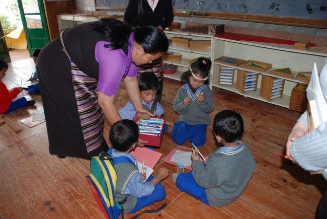 インド・ダラムサラのチベット子どもの村の小学校への訪問.<br />日本の小学校（埼玉県入間市東町小学校）の６年生の総合学習の時間で、チベットの亡命者の学校のお話をしましたところ、６年生が不要になった鉛筆やノート、消しゴム、下敷きなどを集めてくれました。それらをもってTCVに訪問して、子どもたちからの贈り物を渡しました。子どもたちは日本のきれいな鉛筆をもらってとてもうれしそうでした。<br />日本の子どもたちは、勉強をするために親元を離れ、ヒマラヤを越えて亡命する子どもたちと比べて、自分たちがいかに恵まれているかを感じたようでした。小さい心に、同じ年頃の子どもたちへの思いやりが生まれたことがうれしかったですね。