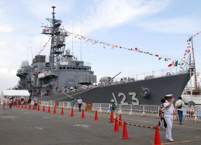 護衛艦「しらゆき」を発見！<br /><br />開港博の一環で、中を覗いてくださいと言わんばかりに、一般公開されています。<br /><br />抑えきれない好奇心が、沸々と心の底から湧いてきました。<br /><br />”入らせていただきます。　〜♪　” <br /><br /><br />自衛隊の船に乗るのは初めて。<br />実戦配備された対艦ミサイルや、高射砲、艦橋の司令室などを、生で見て、触ったりしました。<br /><br />面白かった。＾＾