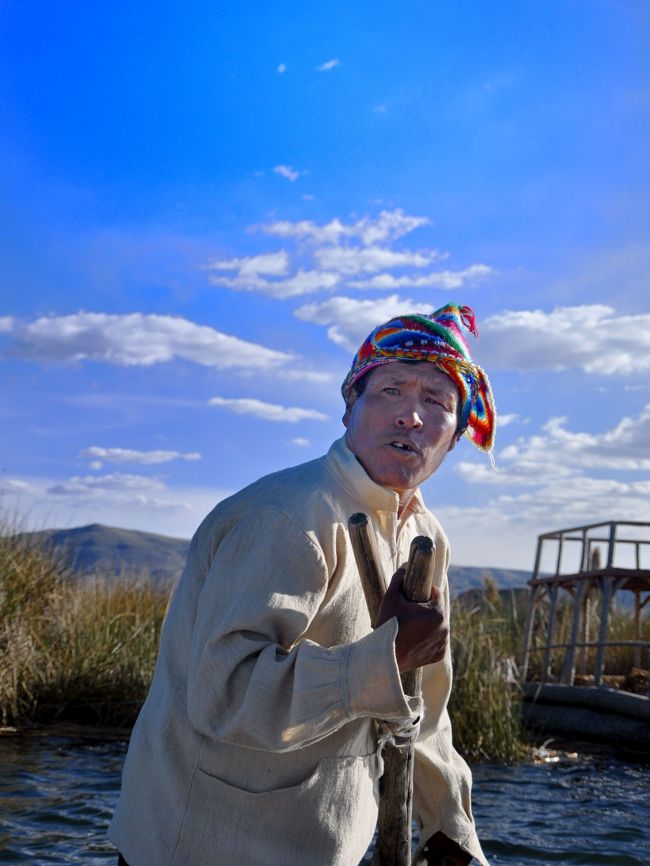 第10弾は　Lago Titicaca　ティティカカ湖内にある島　”Isla de Los Uros”ウロス島に住むウル族の素顔　（＠＾▽＾＠））です。<br /><br />カラフルな衣装の住民こそ浮島に暮らすウル族と呼ばれる人々。<br />インカ時代に賎民として追われて浮島に暮らすようになったとも言われ、現在は純粋なウル族はいなく、ケチュア族やアイマラ族との混血の人々が暮らしてます。<br />ウル族は自らを「ウロウロ」と呼ぶことから、ウル族と呼ばれると共に、彼らが暮らす浮島をウロス島と呼ばれ、ウロス島はいくつもの浮島の総称でもあります。<br /><br />チチカカ湖全体では約700人のウル族と呼ばれる人々が生活し、人々は湖で魚を採ったり、畑でジャガイモを作ったり、時々やってくる観光客に民芸品を売って生計を立ております。