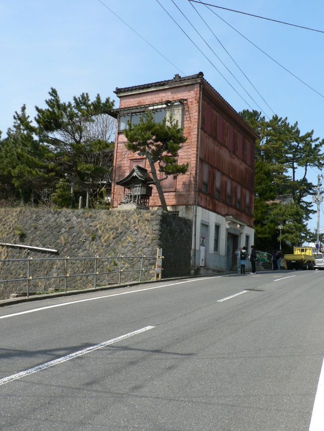 「おくりびと」の主人公、チェロ奏者小林大悟(本木雅弘)は妻の美香(広末涼子)に黙って1800万も借金をしてチェロを購入するが楽団は解散してしまう。大悟は落胆するが已む無く大切なチェロを売り、妻と共に故郷の山形の庄内地方へ戻り新聞広告で仕事を探す。<br />面接に行ったところが「旧割烹小幡」を利用した「NK(納棺)エージェント」だった。<br />「旧割烹小幡」は昭和初期のハイカラな洋風建築で今回ロケに使用された3階建ての1階部分はダンスホールとしても使われていたそうだ。大悟は旅行会社かと思っていたら納棺をする仕事だったので驚くのだが、その後も「旧割烹小幡」は何度も登場する重要なロケ場所になっていた。<br /> 2階に上がる階段や、鶴乃湯のおかみさん(吉行和子)の納棺のシーンも「旧割烹小幡」撮影され社長(山努)の部屋のシーンは3階部分から外の景色を撮ったそうだ。<br />2009年4月10日からは内部の見学が可能で4月8日には準備中だったが中を少し見せてくれた。NKエージェント前の坂道も大悟が面接に向かうシーン、大悟の父が死んだと聞いて迎えにきた美香を避けるようにすれ違うシーンなどで撮影されている。「旧割烹小幡」には「おくりびと」のロケ地まわりをする人たちが集まっていた。<br />(写真は「旧割烹小幡」前の坂道の光景)<br /><br />