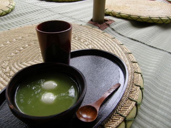 福井〜石川旅行、2日目。<br /><br />金沢市内はだいたい見てしまった感じもあり、<br />朝は10時ころまでホテルでテレビ観賞。<br /><br />チェックアウトをして、駅ビルで朝昼食。<br />普通にてもみんに行き、全身マッサージ。<br />すごく凝っていて、マッサージ師さんもびっくり。<br /><br />それから1時間に1本の普通列車と、<br />1時間に1本のバスを乗り継ぎ、<br />昨日、行きそびれた山中温泉へ向かいました。