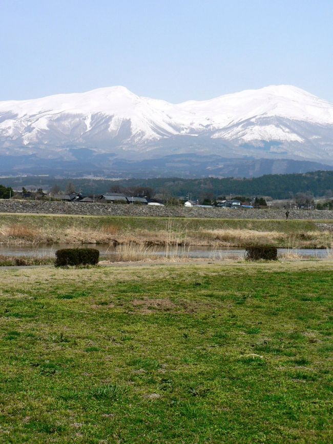 遊佐町（ゆざまち）は、山形県の最北端の人口２万人弱の街。出羽富士（でわふじ）と呼ばれる標高２２３６ｍの鳥海山（ちょうかいさん）の山頂は遊佐町にあり、鳥海山を真近に見ることができる。鳥海山がきれいに見える遊佐町月光川河川公園は「おくりびと」のロケ地になった。大悟が鳥海山を背にチェロを奏でるシーン、石文を大悟が美香に手渡すシーンなどが撮影されているが印象深い場面だった。大悟（本木雅弘）がチェロを弾いたロケ場所には演奏用の椅子が置いてあった。<br />庄内町の余目駅（あまるめえき）４番ホームでは妻・美香（広末涼子）が夫・大悟（本木雅弘）の仕事が納棺師と知って許すことができず実家に戻るシーンが撮影された。遊佐町も庄内町も映画のシーンにふさわしい風景画のような美しい自然があった。<br />（写真は遊佐町月光川河川公園から見た鳥海山）<br />