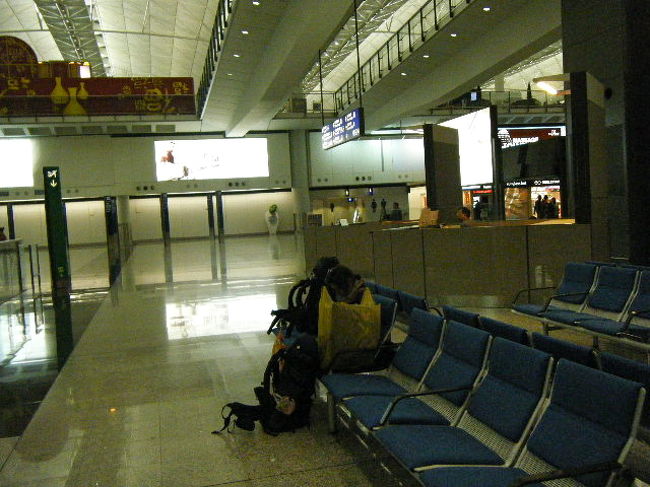 10回近くこの空港には来ていますが、未だ街には行けていません。今回も空港のベンチで一晩爆睡しました。かなりの人が寝ていてベンチ争奪でした。