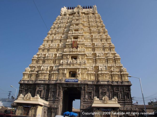 チェンナイからの日帰りツアーでヒンドゥー教７大聖地のひとつカーンチプラム(Kanchipuram)へ。<br /><br />エーカンバラナータル寺院(Ekambareswarar Temple)は、シヴァ(Siva)を祀る巨大な寺院です。<br /><br />http://ja.wikipedia.org/wiki/%E3%82%AB%E3%83%BC%E3%83%B3%E3%83%81%E3%83%97%E3%83%A9%E3%83%A0<br />http://en.wikipedia.org/wiki/Ekambareswarar_Temple<br />http://ja.wikipedia.org/wiki/%E3%82%B7%E3%83%B4%E3%82%A1