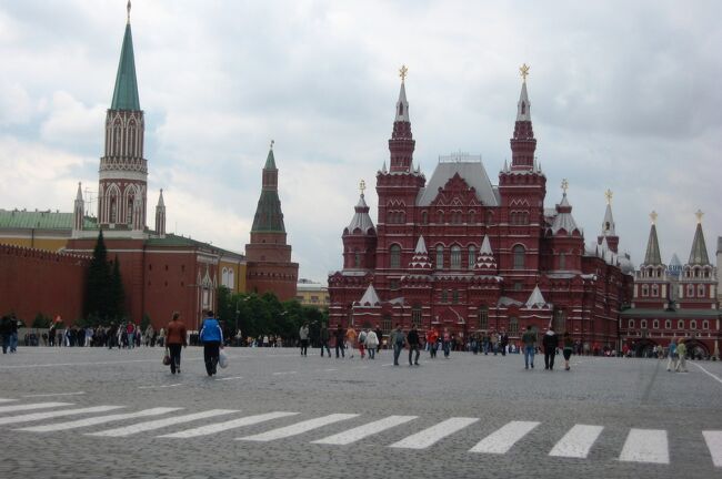 　赤の広場と聖ワシリー寺院等の見学の後、夜はオプショナルツアーのモスクワ・ニクーリン・サーカスを観劇しました。