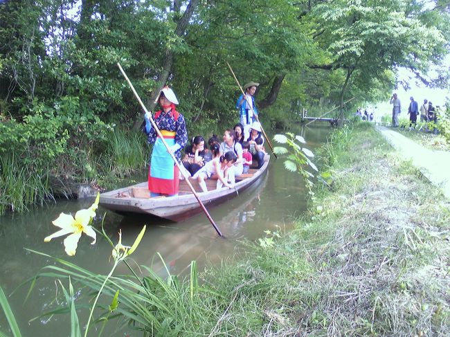 今年も、埼玉県加須市の浮野の里に行ってきました。花菖蒲園や田堀を利用した地域活性化イベント「浮野の里・あやめ祭り」(６月14〜21）を開催。<br />女船頭さんが漕ぐ田舟と、花菖蒲は、風情がありました。<br />日曜日でもあり大勢の見学者が来ていました。 