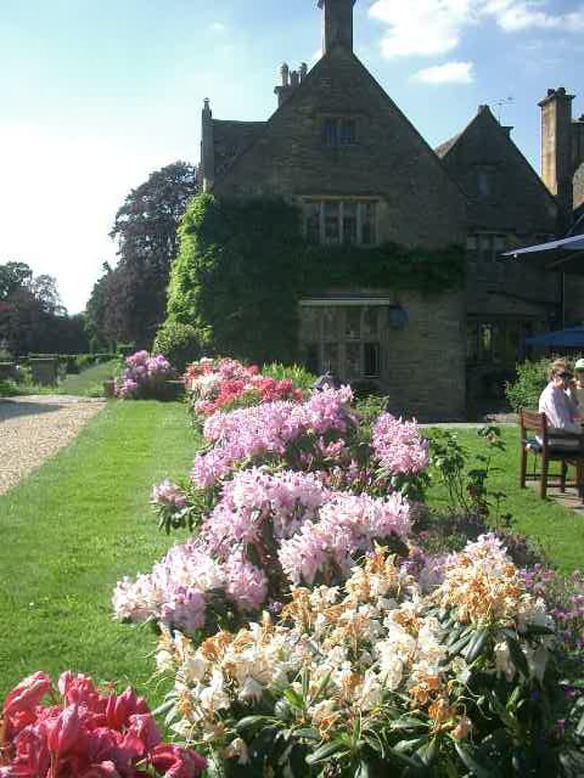 Buckland Manor Hotel は隠れ家ホテル。セレブはヘリコプターで来るとか。入口の門が閉まっているので、どうしようかと迷いましたが、クルマが近づくと、自動的に扉が動いて入ることができました。<br />ごごのひととき、ガーデンでお茶をいただきました。おいしかった。天国ですね。