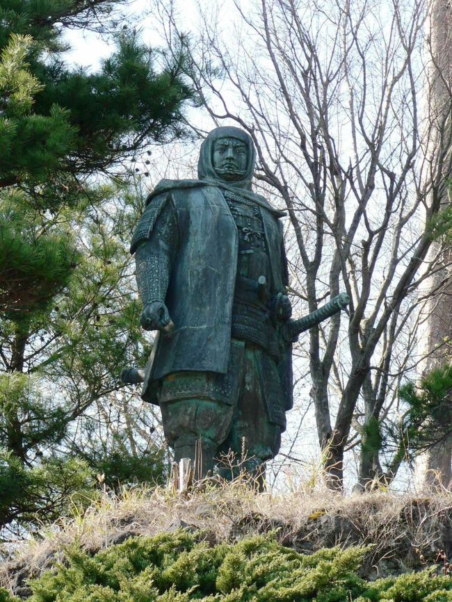 春日山神社（かすがやまじんじゃ）は、上杉謙信（うえすぎ けんしん１５３０−１５７８年）の城として名高い春日山城跡がある春日山山腹にあり、上杉謙信を祭神としている。<br />１９０１年に童話作家・小川未明（おがわ みめい１８８２−１９６１年）の父親・旧高田藩士小川澄晴（おがわ　すみはる）が山形県米沢市の上杉神社より分霊を受け創建しているので比較的新しい神社だ。<br />春日山城で生まれた上杉謙信の像と上杉謙信誕生地遺跡の碑が神社の参道にあり、謙信の生まれ故郷を身近に感じることができた。<br />（写真は上杉謙信像）<br />