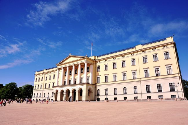 フログネル公園を見た後は、王宮に向かいます。<br />王宮は、1848年にカール・ヨハン14世が完成させた黄色いこぢんまりとした建物です。周囲も公園として開放されており、とても庶民的な宮殿です。また、王宮を訪問した首相が見学の学童に気軽に声をかける場面にも遭遇しました。