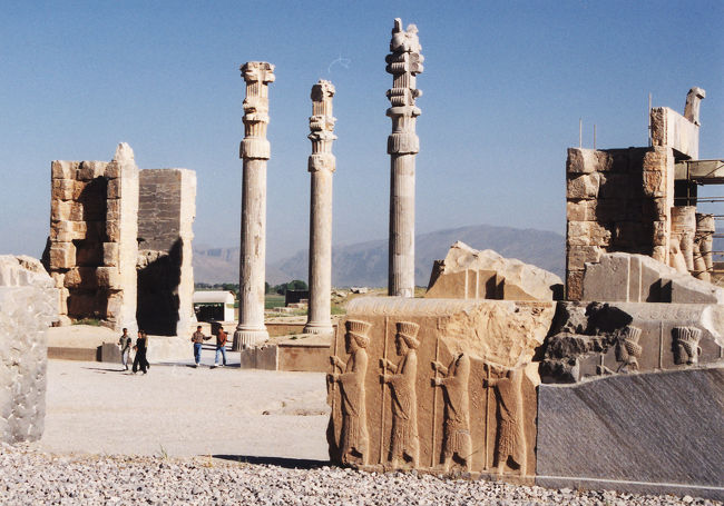 イランの旅の記録です。まずは世界遺産のペルセポリスから。<br /><br />4/29(木) 成田→テヘラン<br />4/30(金) テヘラン→シラーズ→イスファハン<br />5/1(土) イスファハン<br />5/2(日) イスファハン<br />5/3(月) イスファハン→マシュハド<br />5/4(火) マシュハド→テヘラン(車中)<br />5/5(水) テヘラン→成田<br />5/6(木) 成田<br />