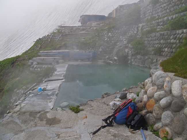 　妻のお勧めもあり、夏山登山やバックカントリースキーのシーズン中は賑わう白馬鑓温泉を閑散期に楽しんできました。<br />　秘湯好きの僕も一度は行きたいと思っていた温泉です。湯加減も泉質も何もかも最高の温泉でした。<br /><br />猿倉　　　　4時30分発<br />白馬鑓温泉　7時30分着<br />　　　　　　8時30分発<br />猿倉　　　　11時30分着