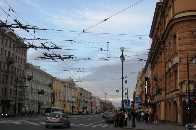 2009夏、ロシア旅行記(15/43)：6月7日(5)：空路サンクトペテルブルク到着、夕食後に白夜の散策