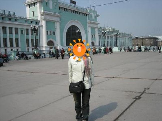 イルクーツクに拠点を置きながら、<br /><br />ノヴォシベルスクにちょこっと出かけていきました。<br /><br />ちょこっと？！？！？<br /><br />シベリア鉄道で1泊2日・・・・・<br /><br />まだまだ寒い4月末のノヴォ5泊6日の旅！！！<br />（内列車内2泊・・・）<br /><br />まずは、シベ鉄の切符を買うのに一苦労。<br />電車に乗るのに二苦労。<br />着いてからがらホテル探しに三苦労。<br />冬の寒さに四苦労。<br />食事がイルクより美味しくて大感動。<br /><br />写真はノボ駅