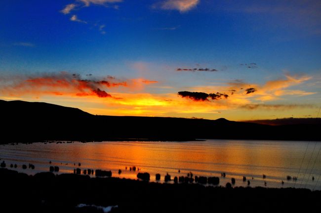 第11弾は標高3890ｍの風光明媚な湖<br /> Lago Titicaca　” ティティカカ湖の夕日と日の出です。<br /><br />旅も最終日、添乗員さんから明日のモーニングコールはAm 4:45ですよ！ゥゎ━。゜(゜´Д｀*゜)゜。━ン!!!<br /><br />真っ暗じゃねえ〜〜か！出発が5：45分（≧▽≦）<br />眠たいし周りの一部の方、高山病で死んでるし。車椅子でバスに乗り込む方もいるのに。。。（？。？”）<br /><br />結論はわかりました。我々にチチカカ湖の日の出を見て貰いたく、その時間に合わせたと言う事が後日判明しました。<br /><br />標高が高い為空気が澄んでいるので、日の出がより鮮明に見えました。☆(-^▽^-)☆