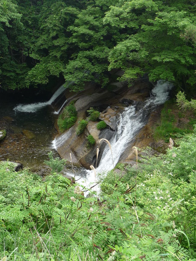湯原温泉周辺の3つの不動滝を見た後、さすがに夏至が近い6月ということもあって、まだまだ明るいので「まだ滝めぐりができる!」ということで奥津方面に山越えをして、羽出川中流にある「泉源渓谷」へと向かいました。<br />その「泉源渓谷」にある2つの滝『大滝』『唐音の滝』をご紹介します。