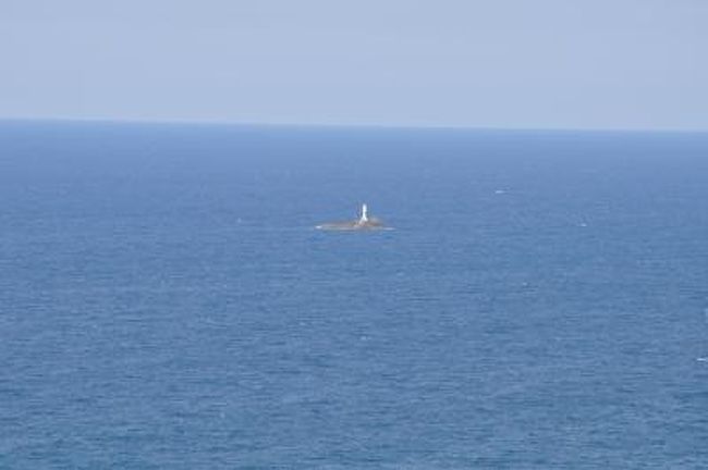 大山を出た後，国道431号線を境港から境水道大橋を渡り美保関へ．美保神社に寄った後，すでに1535．大急ぎで鳥取に戻る．1830から仕事だからだ．国道９号線が混んでいたのですこしひやひやする．本当は大根島などにも行ってみたかったが１日では無理だった．２年前に米子出張で境線に乗って境港市へ来たことがある．その時は水木しげるロードを見学してうまい観光街づくりをしていると感心したものだ．また高校２年の時の修学旅行でグループに分かれ，美保北浦で漁師さんに船に乗せてもらった３０数年前をも思い出した．美保関の海は少しかすんでいたがきれいだった．