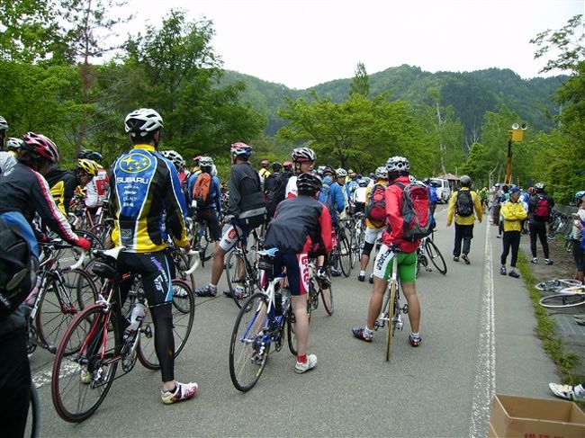 「空の路ヒルクライムin会津」に出場してきました。朝4時起床、高速で会津へ。おおっ本当に1000円だっ。受付の会津美里町役場には6時過ぎに到着。うーん眠い。こんなコンディションで走れるのかしら？<br />受付は6時-7時、スタートは午前9時半。車の中で少し寝たり、ウォームアップに走ったりと結構忙しく過ごします。<br />そして午前9時半、いよいよ初めてのヒルクライムレースのスタートです。走行距離13.5km、標高差600m、トレーニングは不十分、おまけに寝不足。ゼッケン順にスタート。私は800番台でしたが、100人以上に抜かれました。ってことはほとんどビリ。でも、ヒルクライムは自分との戦い。なんとか完走でき満足。<br />喜多方ラーメンを食べて帰りました。<br />