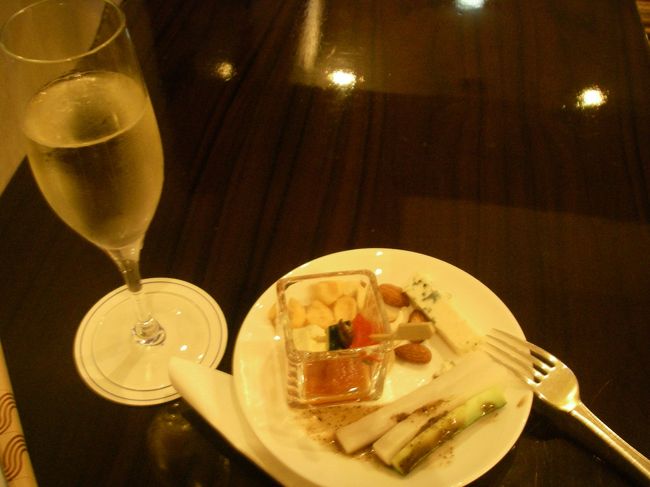 ヒルトン東京のエグゼクティブフロアが半額ででてたので宿泊してみました。<br />ということでいつもバタバタしてて、ホテルでゆっくりする暇ないのですが、<br />今回はゆっくりのスケジュールにしてみました。<br /><br />帝国ホテルの朝ごはん&ペニンシュラでデザートも行ってしまって<br />食べすぎの週末でした(^^;<br /><br />往 路:ANA<br />復 路:ANA<br />宿 泊:ヒルトン東京<br /> 36階(エグゼクティブフロア)<br />費 用:4.5万円
