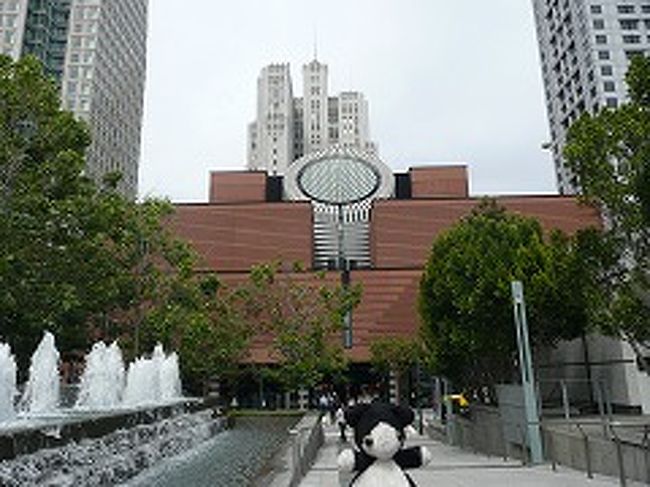 サンフランシスコ現代美術館です。<br /><br />建物もすてきです。<br />