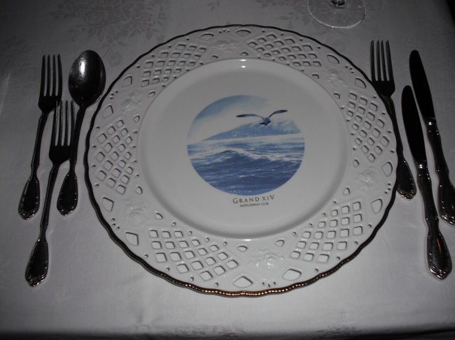 エクシブ初島は初めてだったので、今回は「オーナーズプラン」(2009年4/1〜6/30:全日利用可)を利用。1泊2食・税サ込で16800円。夕食は10500円相当の「美食同源コース」。朝食は「和食膳またはバイキング」、熱海⇔初島の往復チケット付。その他特典あり。 <br /><br />